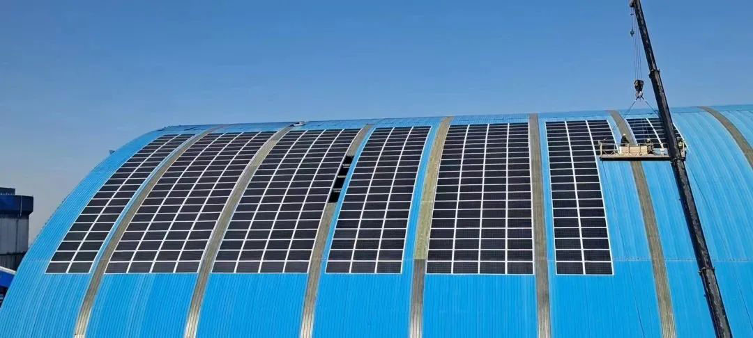 首個拱形礦區煤棚項目 | 日托輕柔組件解決拱形屋頂安裝難題